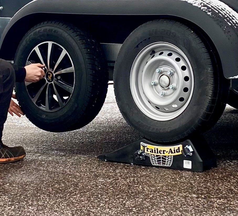 TrailerAid inkl spärrskaft i två storlekar. Förenklar vi hjulskifte punktering mm